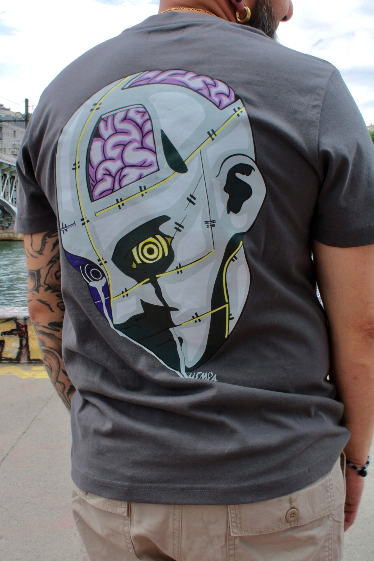 Personne portant le tee-shirt anthracite HEMPA - vue de dos