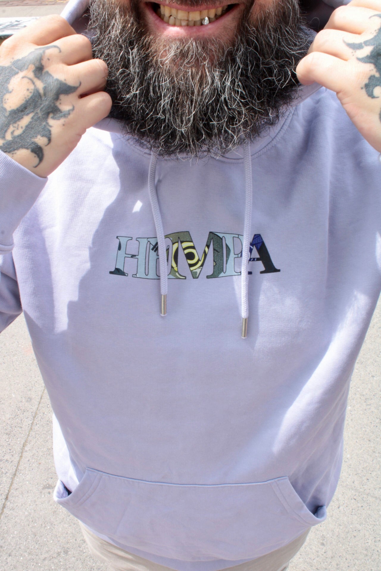 Personne portant le pull à capuche lavande HEMPA - vue de face