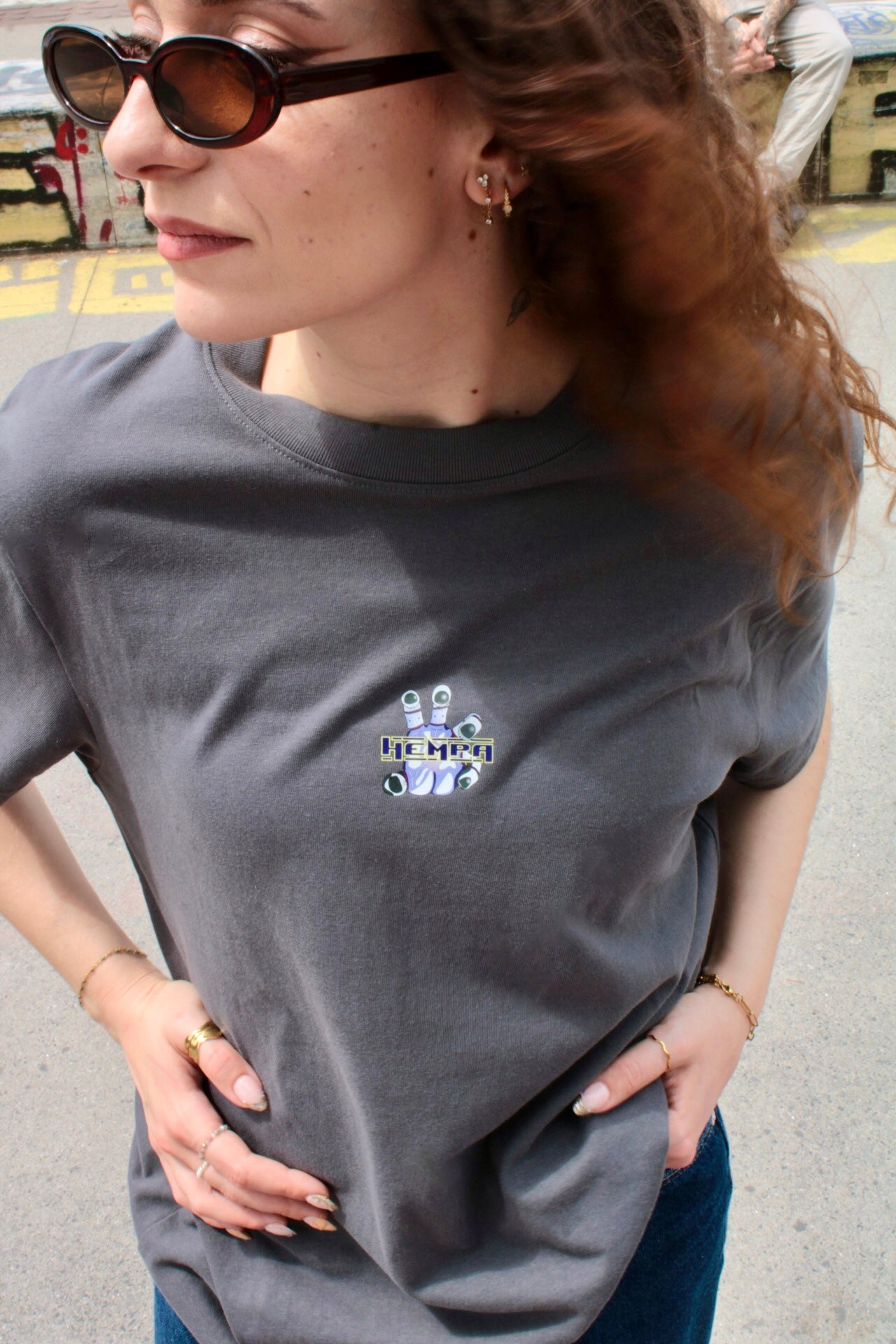 Personne portant le tee-shirt anthracite HEMPA - vue de face