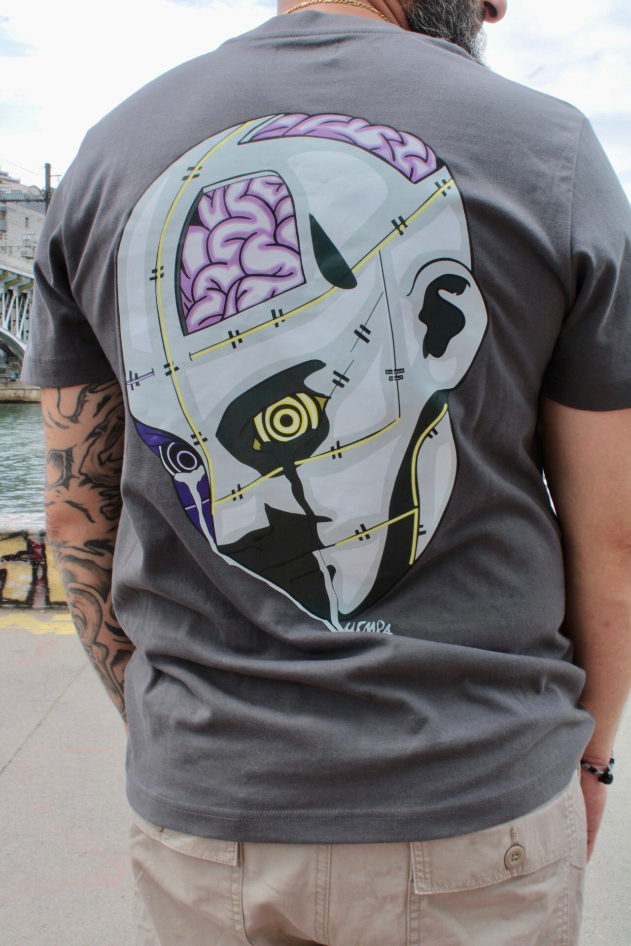 Pack HEMPA avec logo robot et cyberpunk - pull à capuche, tee shirt et le mug - vue de dos
