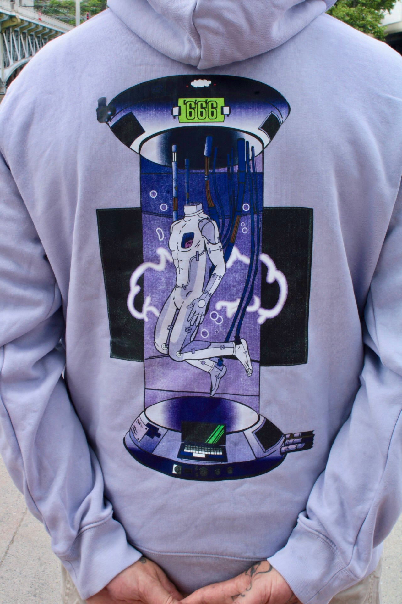 Pack HEMPA avec logo robot et cyberpunk - pull à capuche, tee shirt et le mug - vue de dos