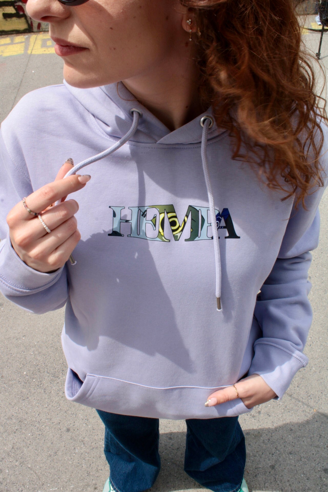 Pack HEMPA avec logo robot et cyberpunk - pull à capuche, tee shirt et le mug - vue de face