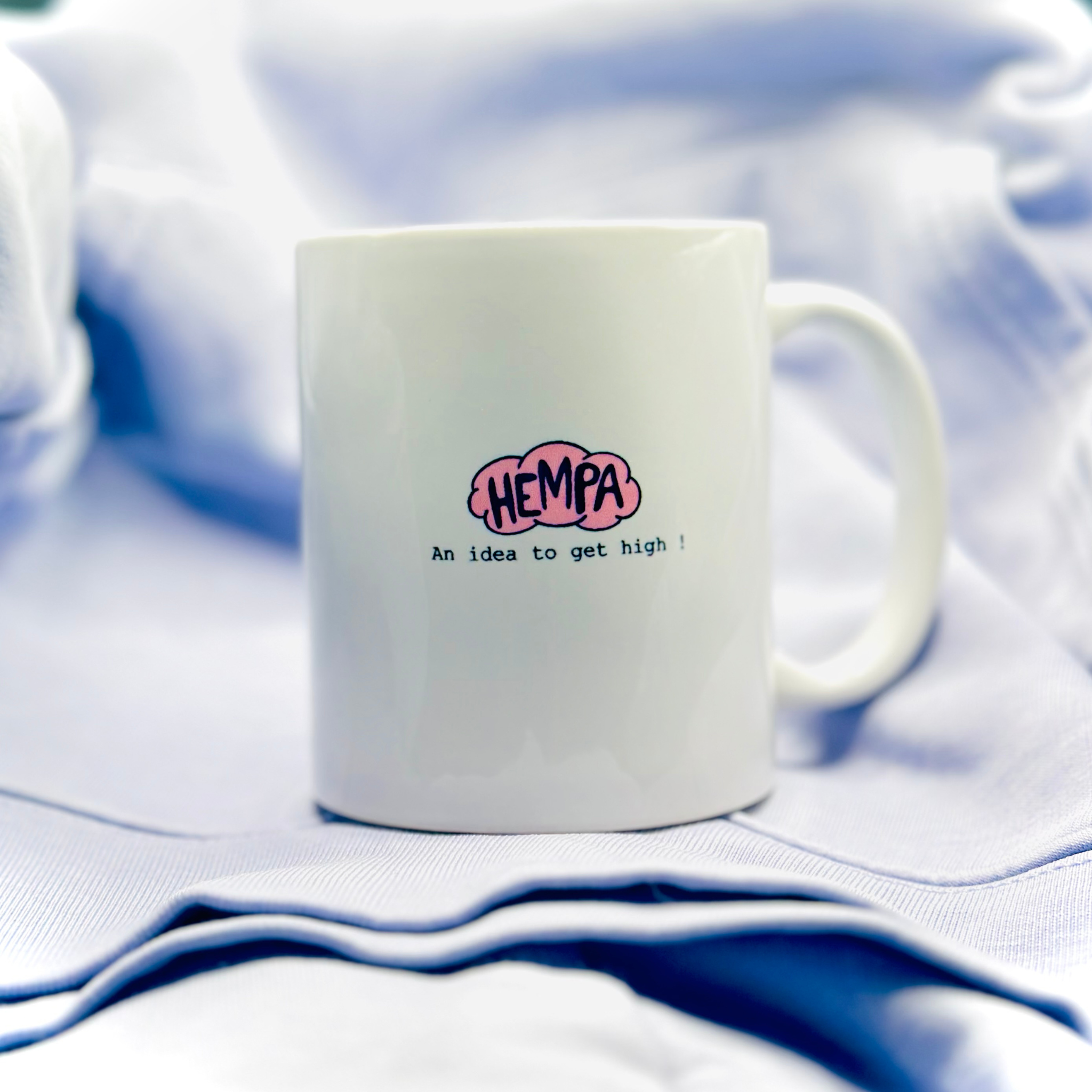 Mug blanc HEMPA avec logo lavande et noir - vue de profil montrant la poignée
